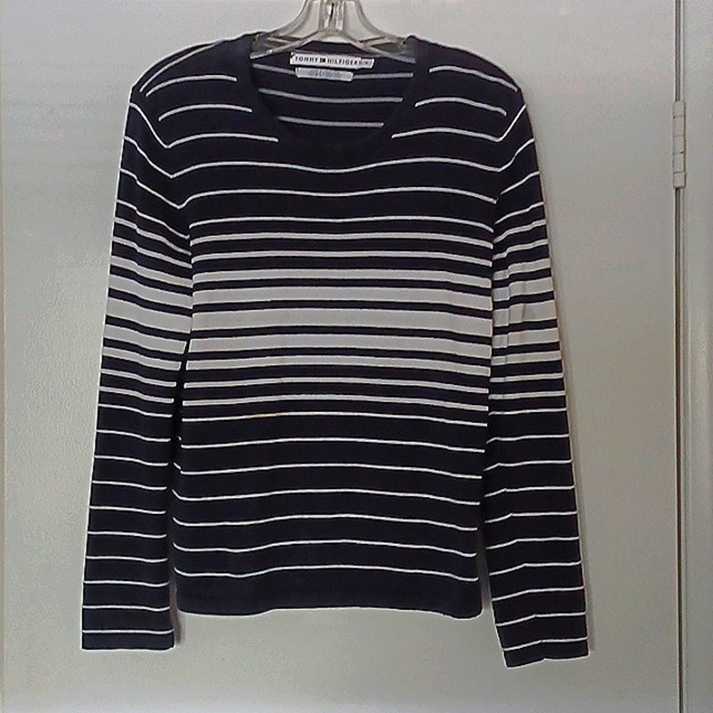 TOMMY HILFIGER LONG SLEEVE TOP.